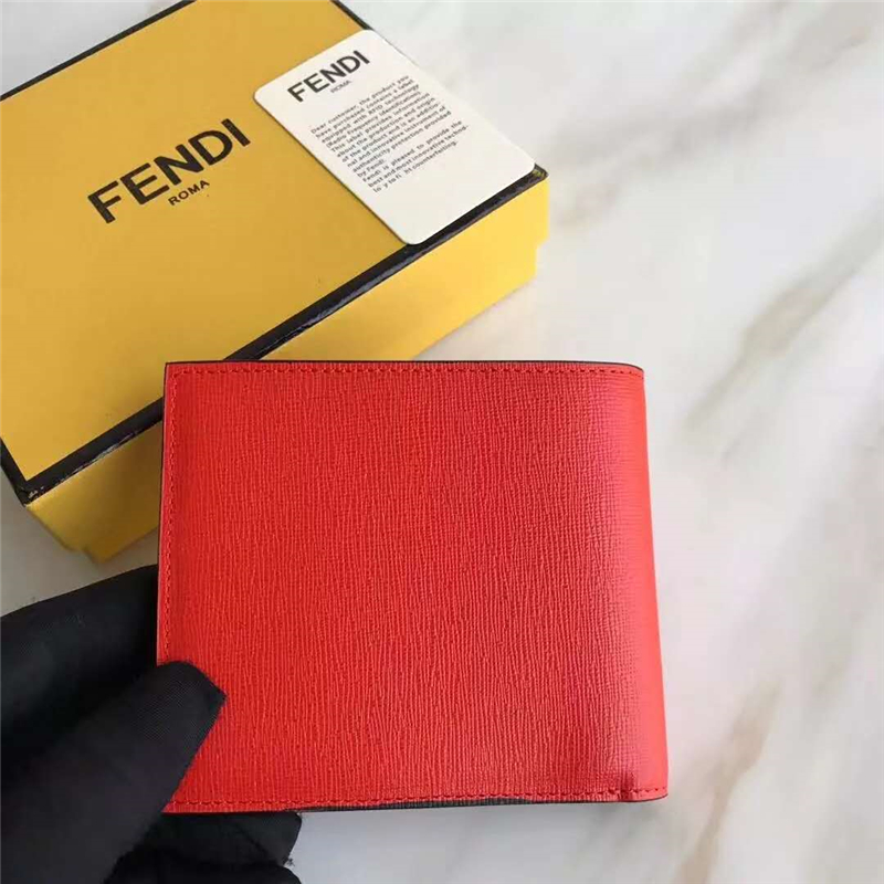 FENDI 毛皮　ボレロ FENDI Peekaboo Capsule全新系列，換上跳色Selleria粗縫線更吸睛