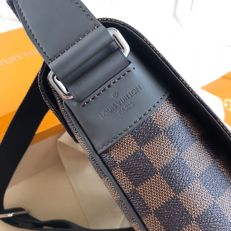 M41031 LV District 小号手袋Damier Ebene帆布咖啡格男包LV邮差
