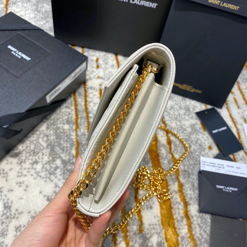 620280 YSL圣罗兰女包MONOGRAM粒面压印皮革信封包白色- 米兰站