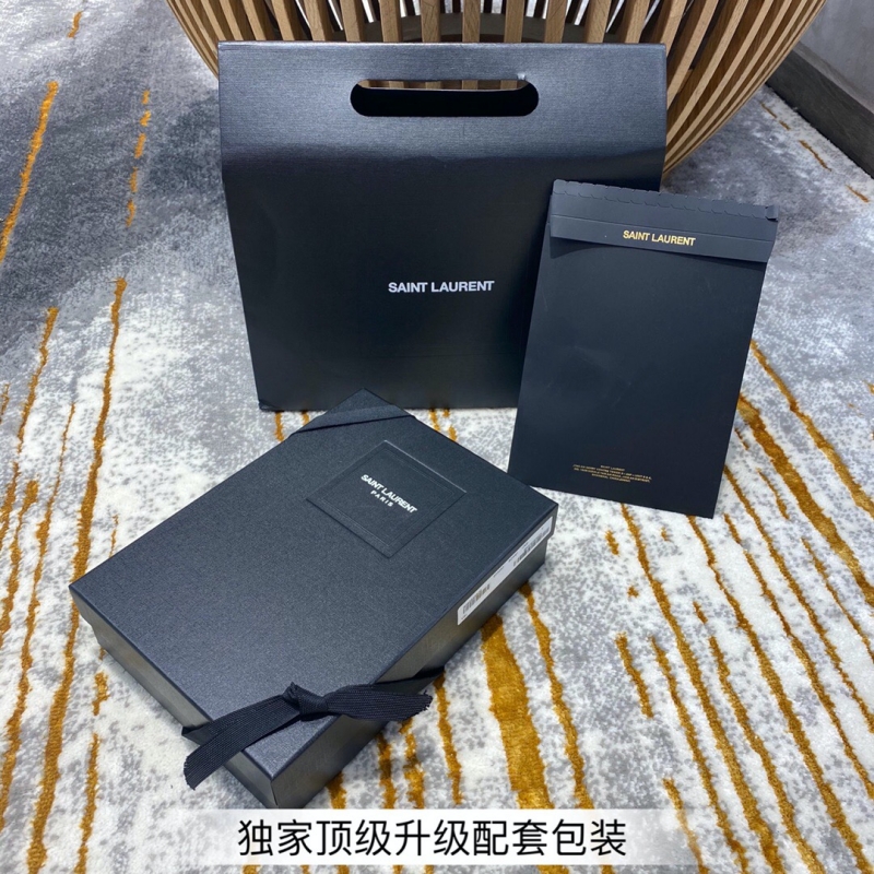 620280 YSL圣罗兰女包MONOGRAM粒面压印皮革信封包白色- 米兰站