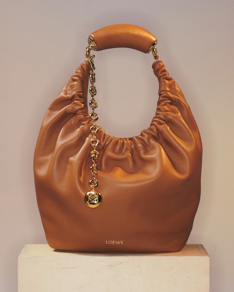 LOEWE 上架2023秋冬秀款新包：Squeeze 手袋，编织篮子包- 米兰站