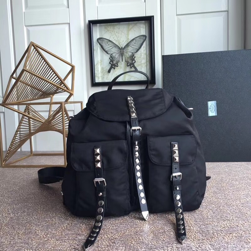 1BZ2811 Prada Black Nylon背包柳钉扣带尼龙配牛皮双肩包黑色