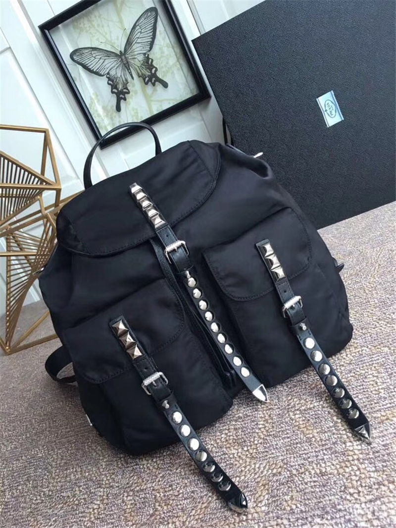 1BZ2811 Prada Black Nylon背包柳钉扣带尼龙配牛皮双肩包黑色