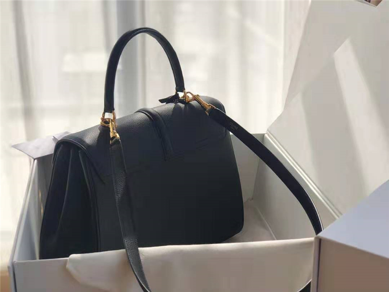 Celine包包 赛琳女负 19新款 金属锁扣 中号小牛皮包 Celine手提包女包