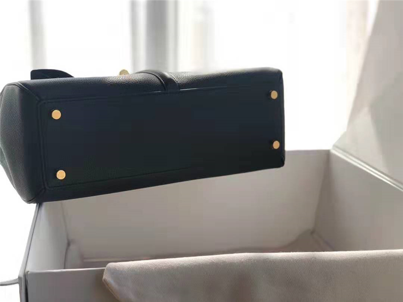 Celine包包 赛琳女负 19新款 金属锁扣 中号小牛皮包 Celine手提包女包