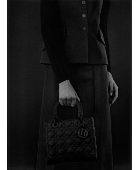 Dior19爆款手袋推出暗黑系 集优雅与帅气于一身 米兰站