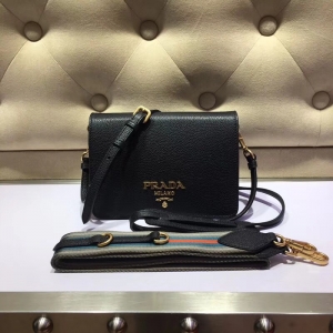 Prada 官网