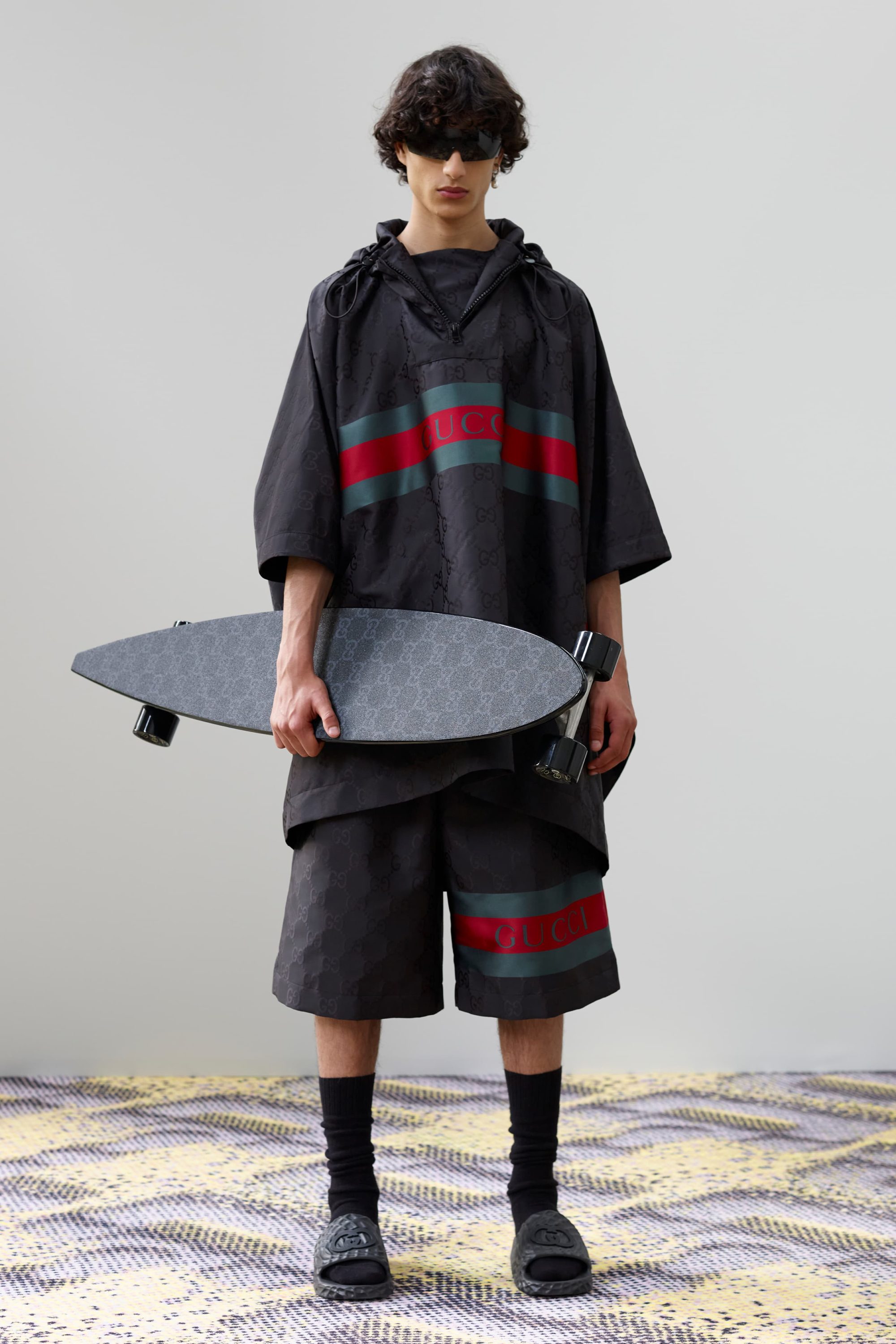 Gucci古驰发布2024春夏男士系列Lookbook放大马衔扣大号水桶包