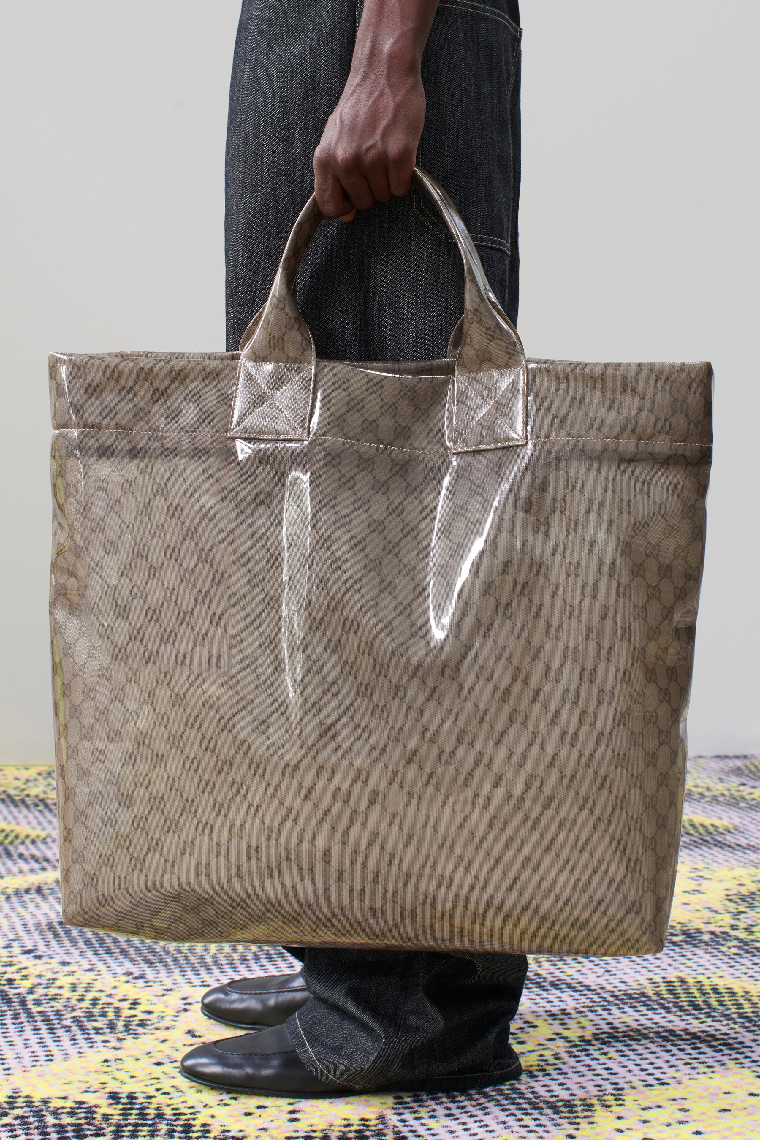 Gucci古驰发布2024春夏男士系列Lookbook放大马衔扣大号水桶包