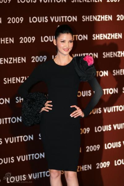 LV中国最大旗舰店耀眼亮相万象城 点击在新窗口中查看该图片