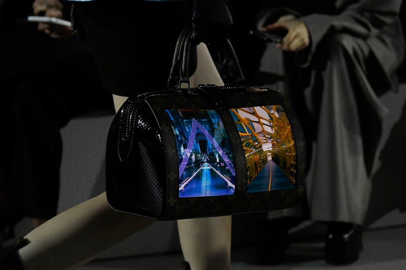 Louis Vuitton包袋2024早春系列震撼亮相搭载OLED屏幕