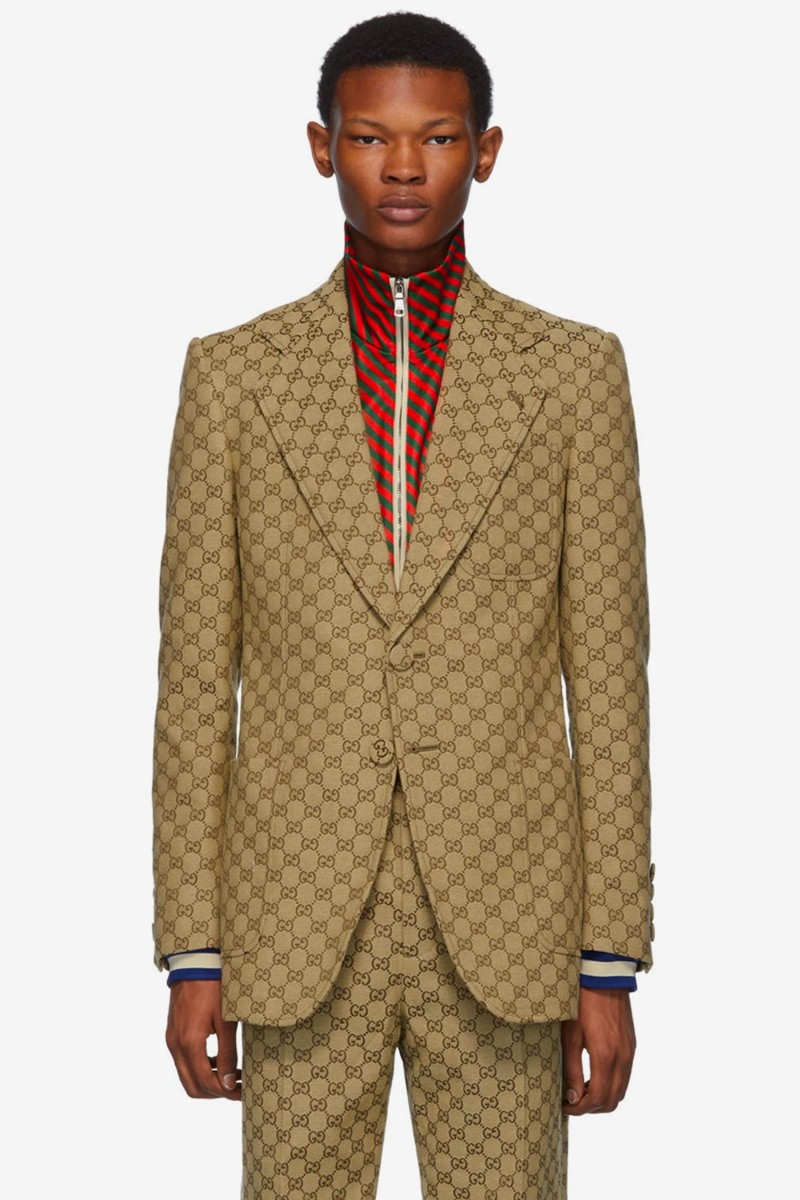 Gucci 推出GG Logo 印花西服套装和棒球帽