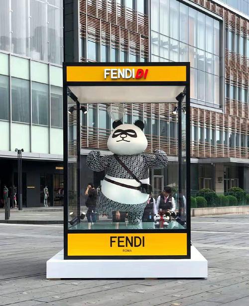 FENDI特别设计款熊猫Fendidi 现身成都IFS