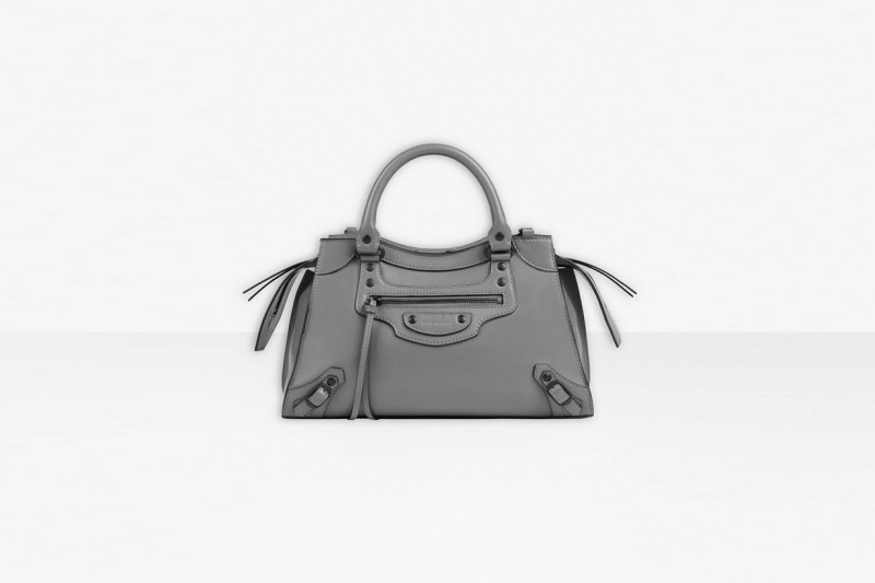 Balenciaga 经典机车包推出全新尺寸与设计！