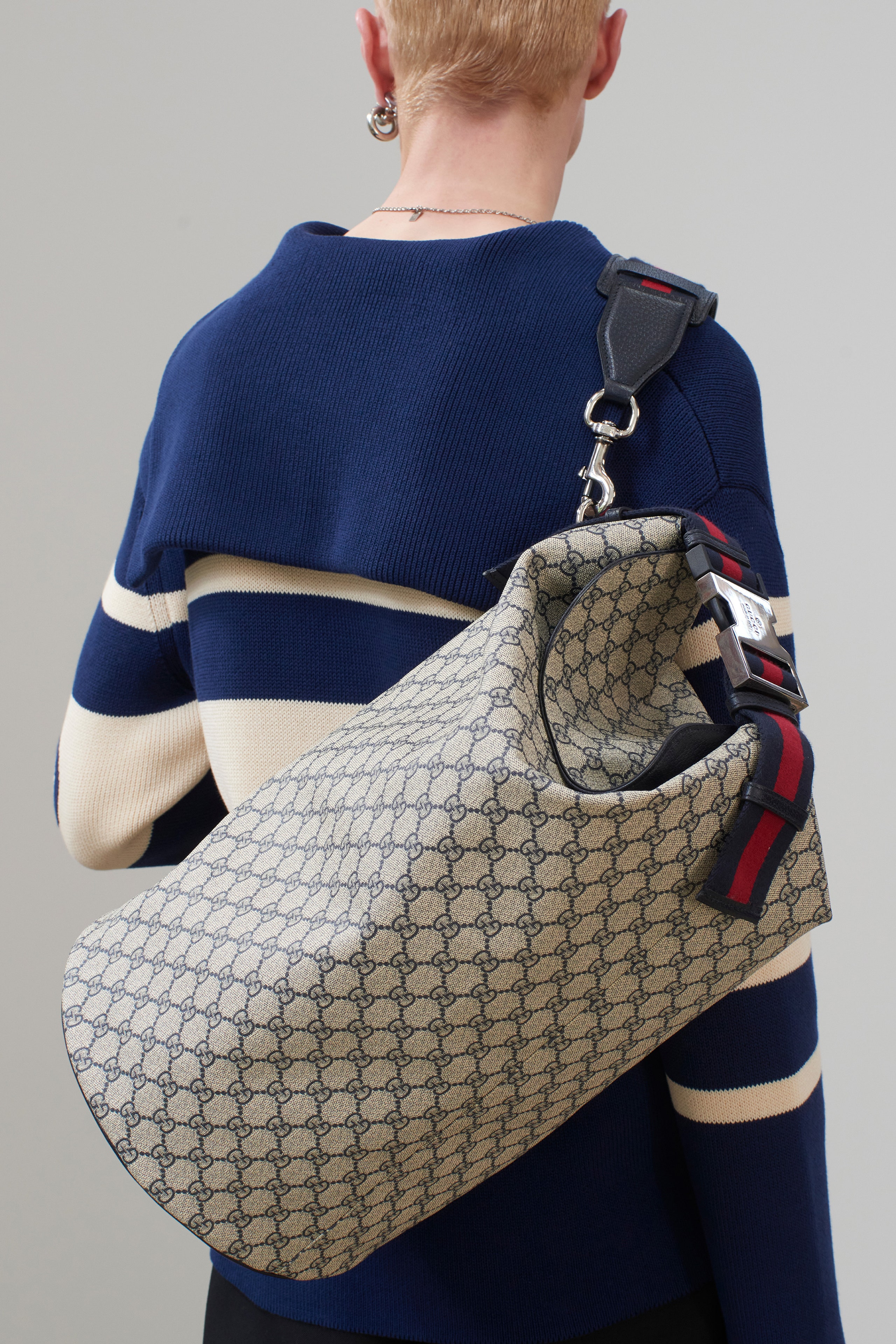 Gucci古驰发布2024春夏男士系列Lookbook放大马衔扣大号水桶包！