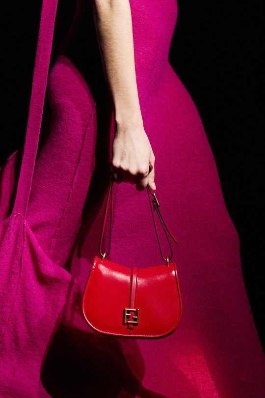 FENDI 上架新款 Fendi C'mon 手袋：马鞍包型，复古 FF 徽饰