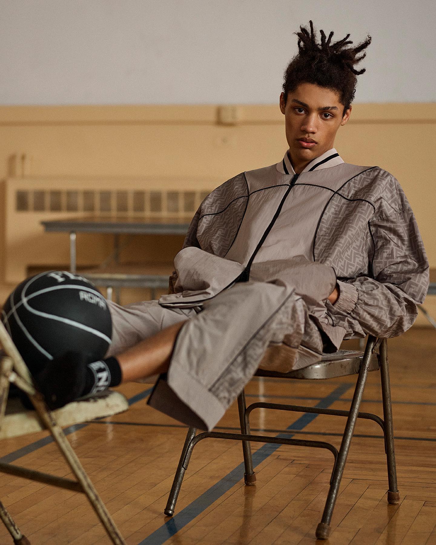 FENDI 上市男士「Basketball」篮球胶囊系列包袋：篮球，纯黑粒面皮革
