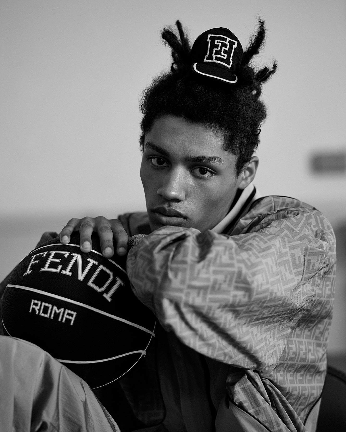 FENDI 上市男士「Basketball」篮球胶囊系列包袋：篮球，纯黑粒面皮革